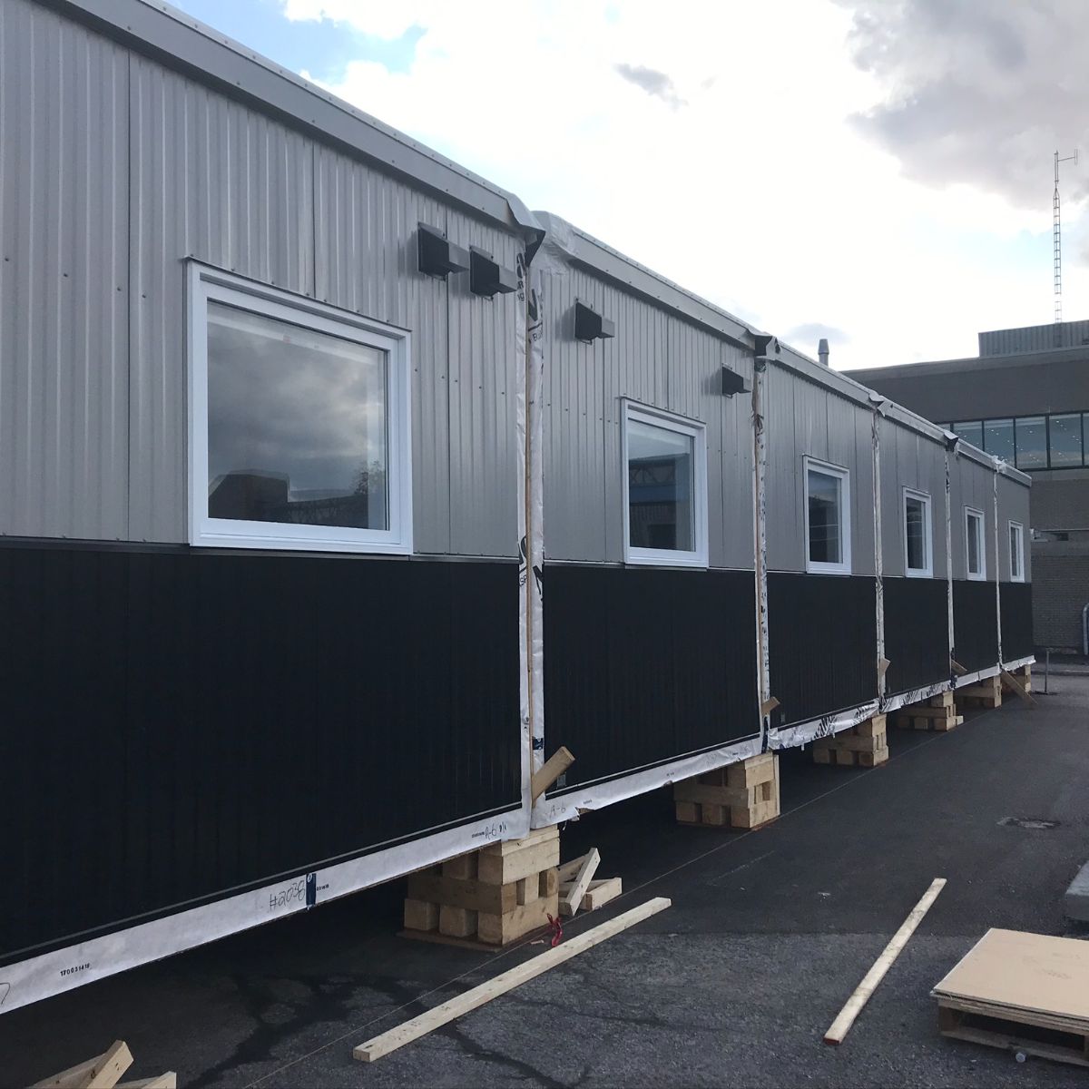 Bureaux administratifs modulaires installés sur site.