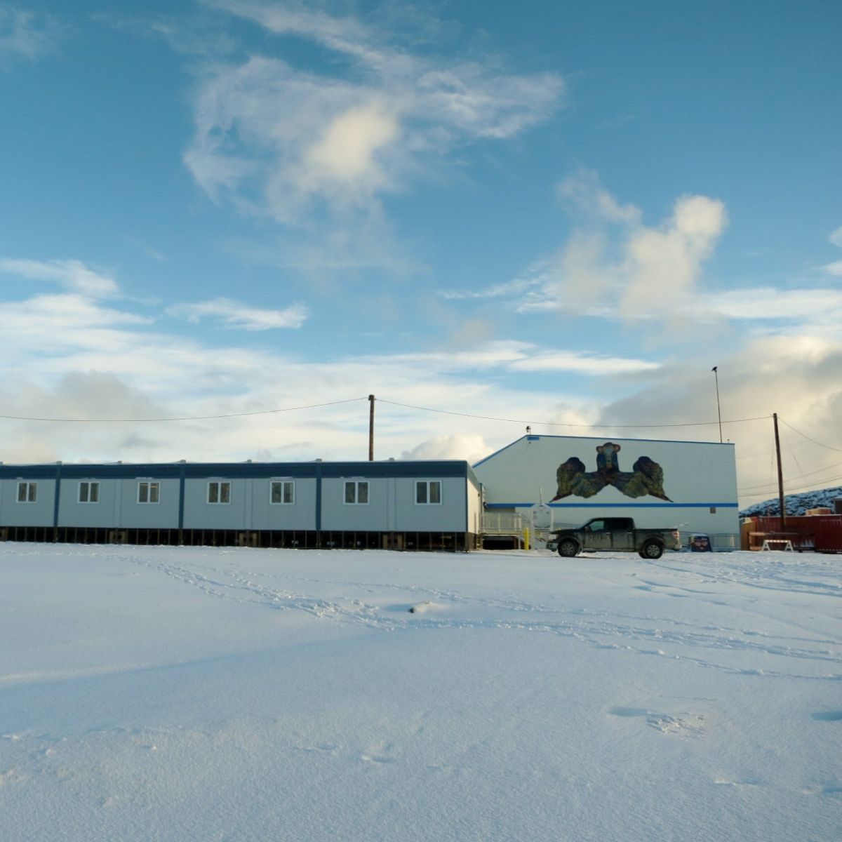 Vue extérieure d'une école modulaire au Nunavut.