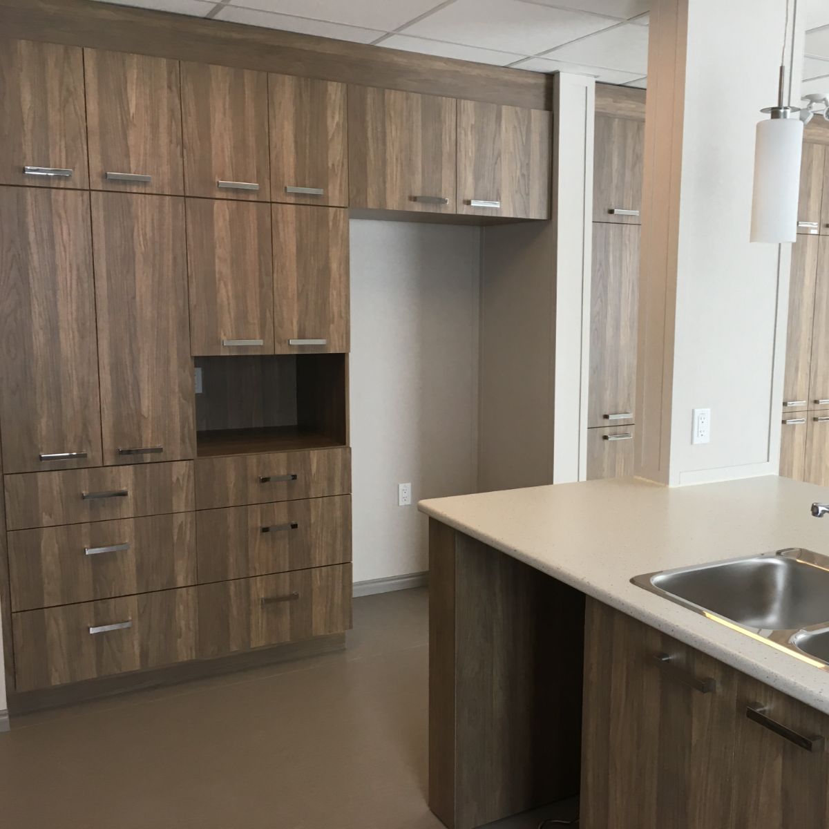 Armoires de rangement dans un centre Senior Home bâti en sections modulables sur la Basse Côte-Nord.